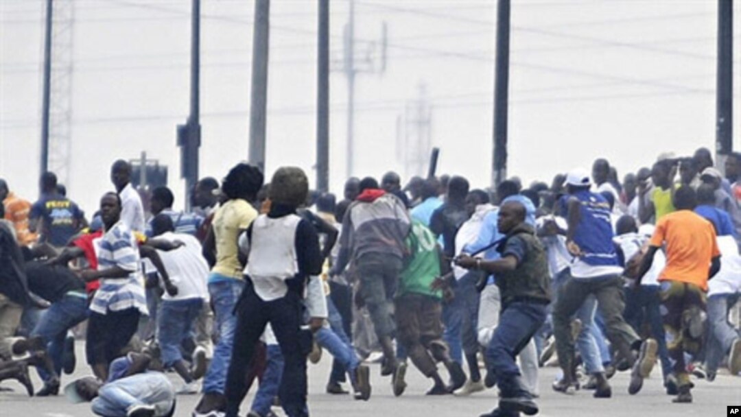 Sojoji masu yin biyayya ga Laurent Gbagbo su na kokarin tarwatsa magoya bayan Alassane Ouattara a wata unguwa mai suna Abobo dake birnin Abidjan, alhamis 16 Disamba 2010