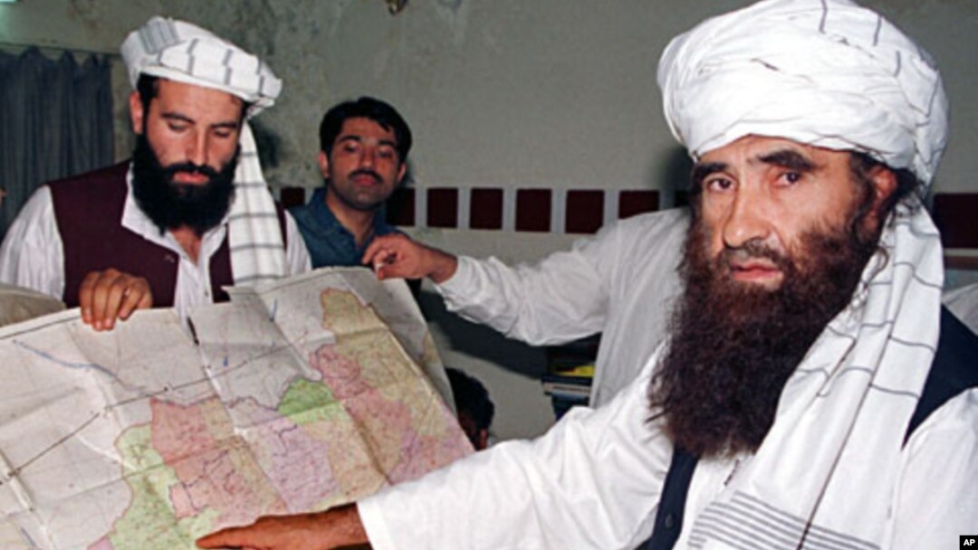 Foto dokumentasi tahun 2001 menunjukkan Jalaluddin Haqqani (kanan) pemimpin jaringan Haqqani, yang terkait al-Qaida, yang dituduh melakukan sejumlah serangan terhadap pasukan internasional di Afghanistan.