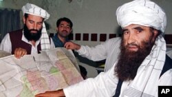 Foto dokumentasi tahun 2001 menunjukkan Jalaluddin Haqqani (kanan) pemimpin jaringan Haqqani, yang terkait al-Qaida, yang dituduh melakukan sejumlah serangan terhadap pasukan internasional di Afghanistan.