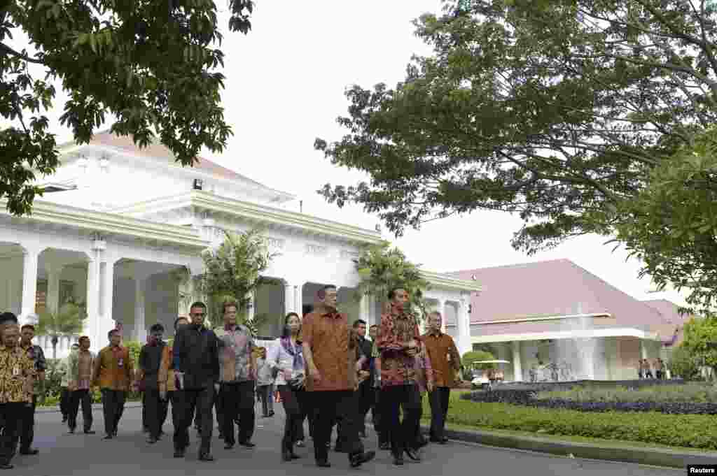 Mantan Presiden RI Susilo Bambang Yudhoyono memberikan tur Istana Negara kepada penggantinya, Joko Widodo (19/10). 