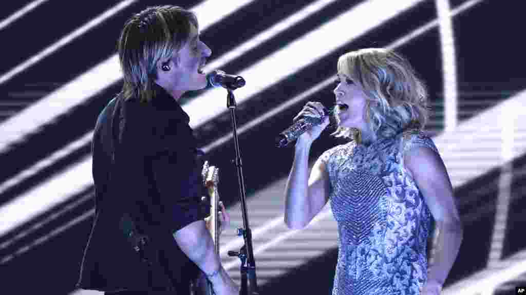 Keith Urban, et Carrie Underwood sur snéne lors de la 59e édition des Grammy Awards le 12 février 2017 à Los Angeles.