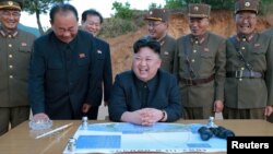 Foto de archivo de Kim Jong Un, distribuida por la agencia estatal norcoreana, correspondiente a un lanzamiento el 15 de mayo de 2017.