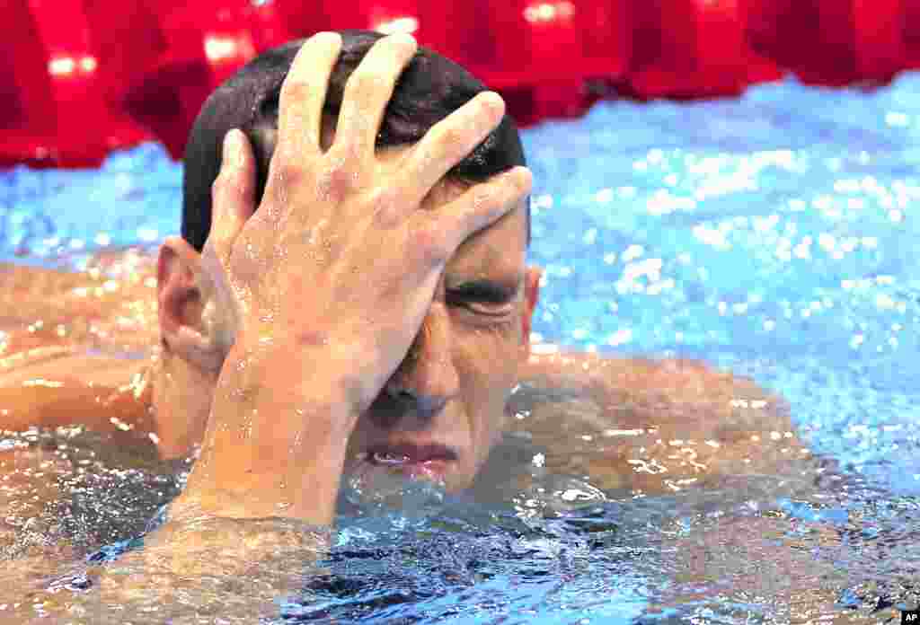 Michael Phelps muestra su decepción al clasificar quinto para la final de 200 metros mariposa.