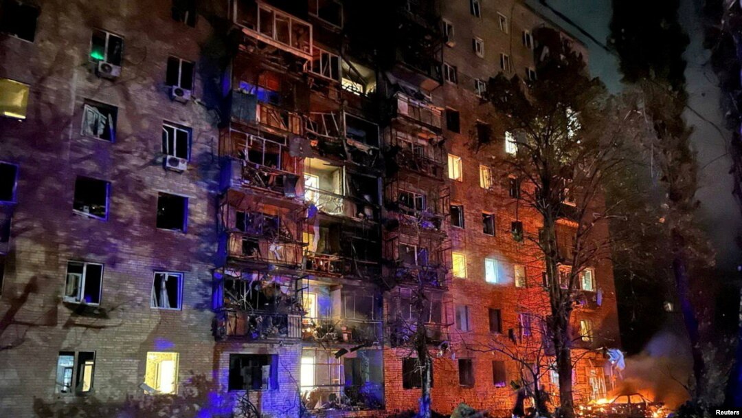 Một chung cư tại vùng Kursk của Nga bị hư hại vì những mãnh vỡ của một phi đạn Ukraine bị rơi (ảnh được công bố ngày 11/8/2024)