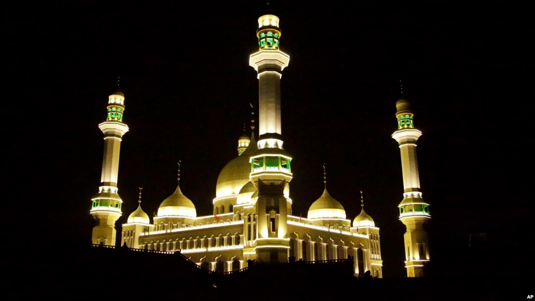 Kendaraan-kendaraan parkir di luar Masjid Agung di Weizhou di Wilayah Otonomi Ningxia Hui, barat laut China, Sabtu pagi, 11 Agustus 2018. Ribuan umat Muslim di wilayah tersebut berunjuk rasa menentang rencana pemerintah setempat merobohkan masjid itu. 