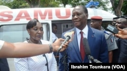 Le président ivoirien Alassane Ouattara lors d’une visite à un hôpital à Abidjan, Côte d’Ivoire, 29 mai 2017. (VOA/Ibrahim Tounkara).