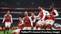 Les joueurs d'Arsenal célèbrent leur victoire contre Tottenhamen lors de la 12e journée de Premier League, Londres, 18 novembre 2017. 