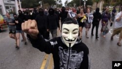 Demonstran turun ke jalan di St. Petersburg, Florida, dekat tempat Konvensi Nasional Partai Republik berlangsung. (Foto: AP)