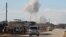 Asap mengepul pasca serangan udara Rusia terhadap Saraqib, provinsi Idlib, Suriah bulan Januari lalu (foto: dok). 