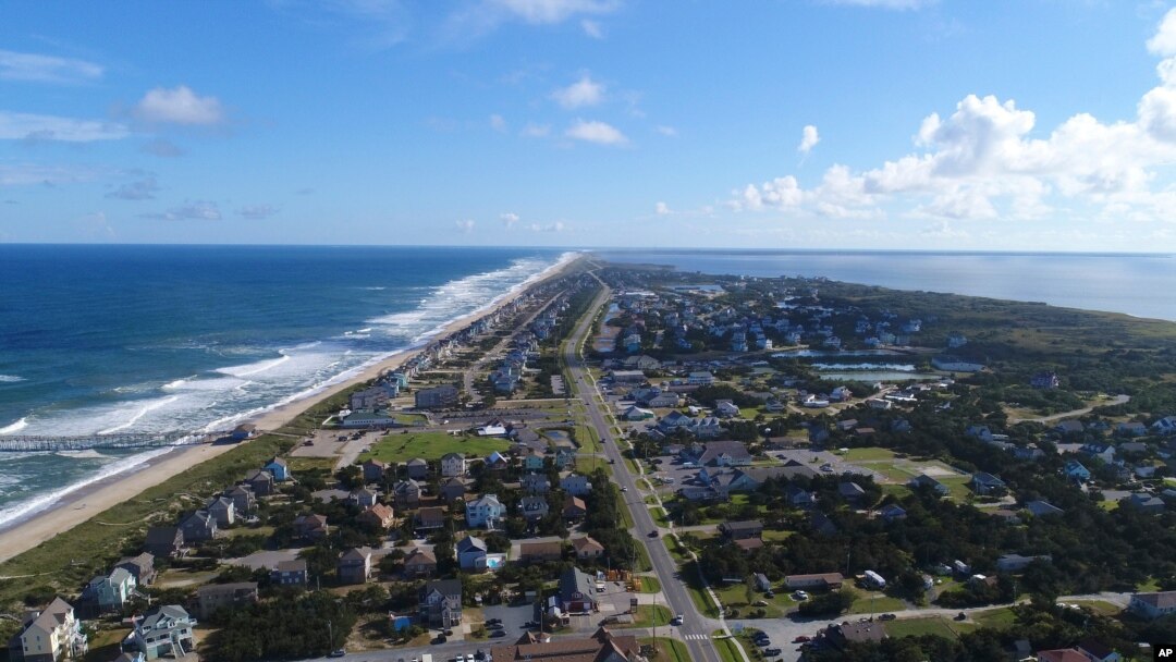 La playa de Avon, en el Condado Dare de Carolina del Norte en las islas Outer Banks. Foto del 18 de septiembre de 2018, provista por DroneBase