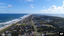 La playa de Avon, en el Condado Dare de Carolina del Norte en las islas Outer Banks. Foto del 18 de septiembre de 2018, provista por DroneBase