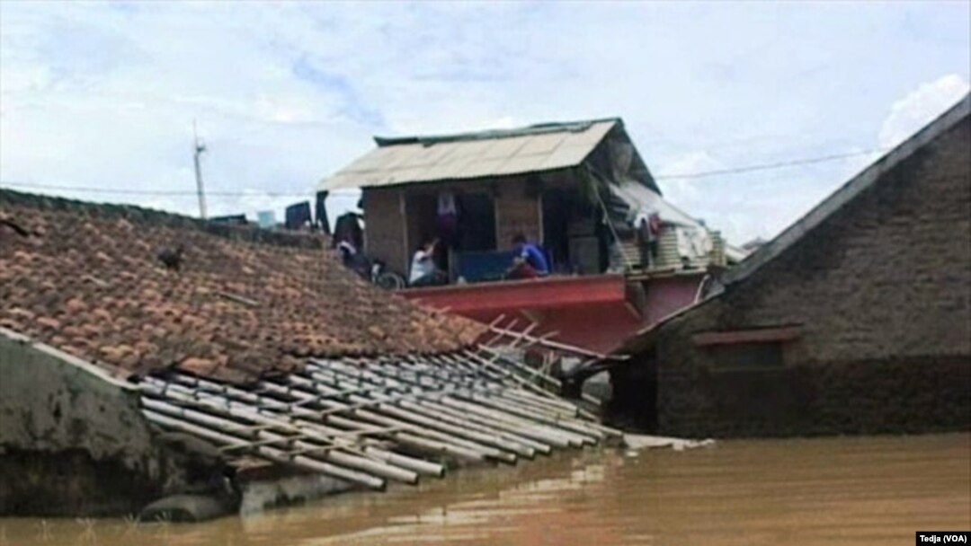 Banjir di Kecamatan Dayeuh Kolot, Kabupaten Bandung, mencapai ketinggian tiga meter dan merendam rumah warga (Foto: VOA/Tedja).