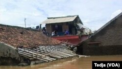 Banjir di Kecamatan Dayeuh Kolot, Kabupaten Bandung, mencapai ketinggian tiga meter dan merendam rumah warga (Foto: VOA/Tedja).