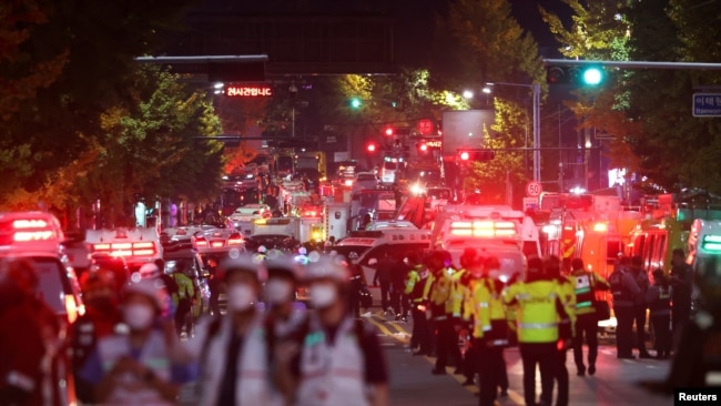 Rescatistas trabajan en el lugar donde decenas de personas resultaron heridas en una estampida durante un festival de Halloween en Seúl, Corea del Sur, el 29 de octubre de 2022. REUTERS/Kim Hong-ji