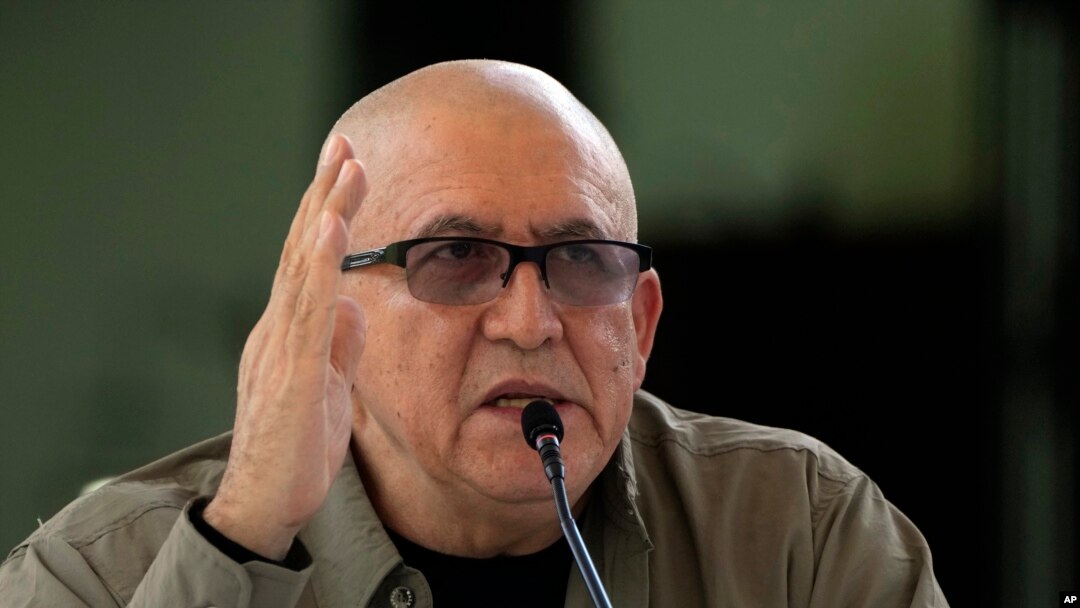ARCHIVO - Antonio García, de la guerrilla colombiana Ejército de Liberación Nacional (ELN), habla con la prensa luego de firmar un acuerdo con el gobierno colombiano para reanudar las conversaciones de paz en Caracas, Venezuela, el 4 de octubre de 2022. 