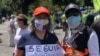 Manifestantes sostienen un cartel donde se lee "seguir intentando hasta lograrlo" durante una concentración opositora el del Día de la Independencia venezolano en Caracas.