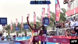 Ababel Yeshaneh franchit la ligned'arrivée lors du mondial du semi-marathon, Emirats arabes unis,le 21 février 2020. (Photo by GIUSEPPE CACACE / AFP)