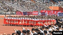 Orang-orang menghadiri raksi unjuk rasa anti-Amerika Serikat di Pyongyang, Korea Utara, 25 Juni 2023. (Foto: KCNA via REUTERS)