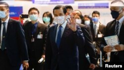 Mantan Presiden Taiwan Ma Ying-jeou melambai ke media di bandara sebelum berangkat berkunjung ke China. (Foto: Reuters)