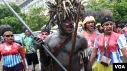 Para aktivis Papua mengenakan pakaian yang dicat dengan warna bendera Bintang Kejora (1 Desember 2011).