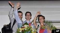 Từ trái: Shane Bauer, Jost Fattal và Sarah Shourd tại sân bay ở Oman, hôm 24/9/2011, trên đường trở về Mỹ sau khi Shane và Josh được tự do