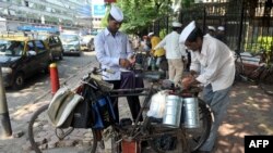 Pengantar kotak makan siang (Dabbawala) di kawasan Pune, Mumbai, India barat, 7 Oktober 2011. (Foto: AFP / Indranil MUKHERJEE).