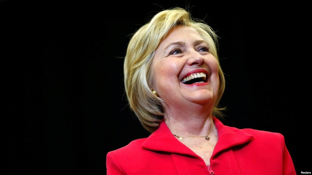 Kandidat Capres AS dari Partai Demokrat, Hillary Clinton saat memberikan pidato di Transylvania University di Lexington, Kentucky (16/5).