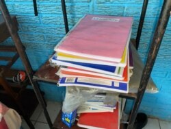 La estantería de Elí, donde guarda los libros y los cuadernos que utiliza en sus clases virtuales. Foto Karla Arévalo, VOA.