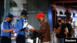 Para calon penumpang antre untuk pemeriksaan dokumen sebelum menaiki pesawat di Bandara Soekarno-Hatta di tengah pandemi virus corona (Covid-19) di Jakarta, 21 Mei 2020. (Foto: Reuters)