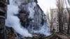 Un bombero trabaja en el lugar de un edificio residencial destruido en un ataque con misiles rusos, en Selydove, región de Donetsk, Ucrania, el 14 de febrero de 2024.