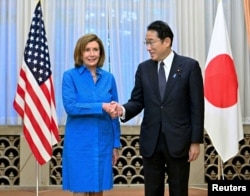 Ketua Dewan Perwakilan Rakyat AS Nancy Pelosi berjabat tangan dengan Perdana Menteri Jepang Fumio Kishida sebelum pertemuan sarapan pagi mereka di kediaman Kishida di Tokyo, Jepang 5 Agustus 2022. (Kyodo via REUTERS)