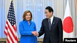 美国众议院议长南希·佩洛西与日本首相岸田文雄在东京举行早餐会谈前握手.