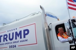 El candidato presidencial republicano Donald Trump habla con periodistas sentado en un camión de basura el miércoles 30 de octubre de 2024 en Green Bay, Wisconsin. (Foto AP/Julia Demaree Nikhinson)