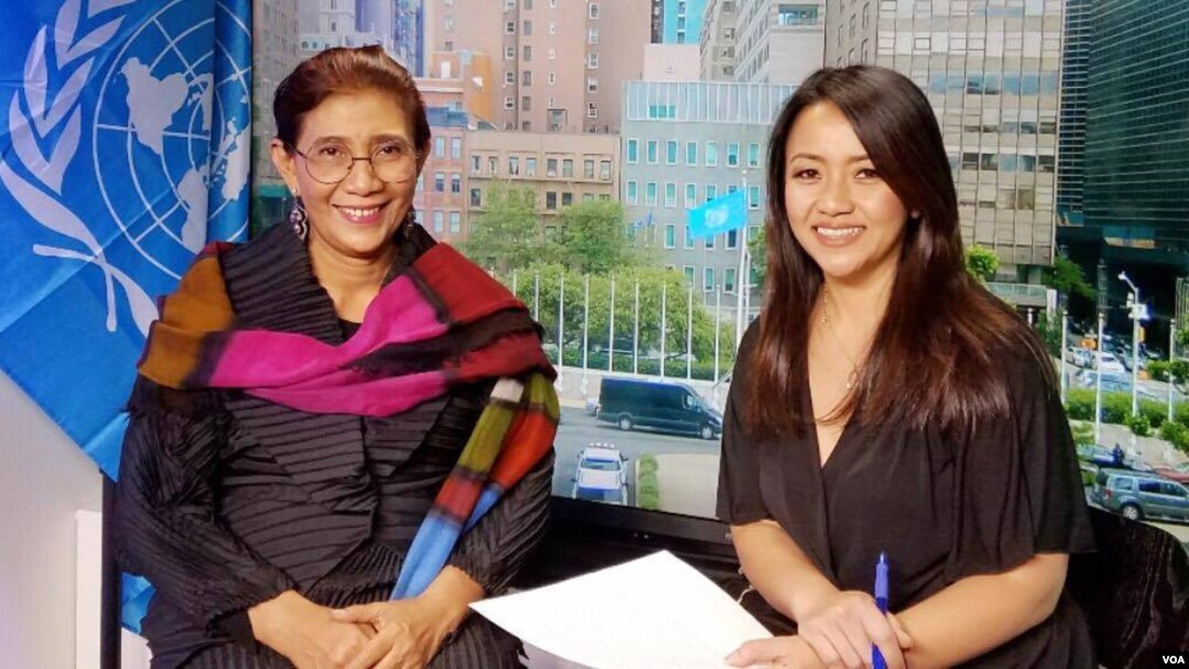Menteri Kelautan dan Perikanan Susi Pudjiastuti (kiri) dalam wawancara dengan Reporter VOA Patsy Widakuswara di di Markas PBB, New York, AS, Selasa (6/6). 