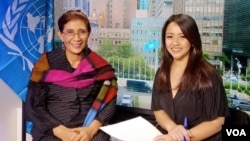 Menteri Kelautan dan Perikanan Susi Pudjiastuti (kiri) dalam wawancara dengan Reporter VOA Patsy Widakuswara di di Markas PBB, New York, AS, Selasa (6/6). 