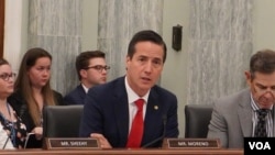 共和党联邦参议员伯尼·莫雷诺在参议院商务委员会审议会议上发言。(2026年7月22日，美国之音李逸华摄)