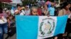 Vendedores del mercado marchan hacia el centro durante una huelga nacional en la ciudad de Guatemala, el lunes 9 de octubre de 2023. 