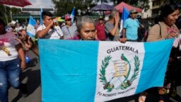 Vendedores del mercado marchan hacia el centro durante una huelga nacional en la ciudad de Guatemala, el lunes 9 de octubre de 2023. 