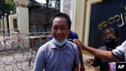 El periodista birmano de AP Thein Zaw sonríe después de haber sido liberado por la junta militar el 24 de marzo de 2021 en Rangún.