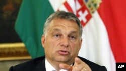 Perdana Menteri Hongaria Viktor Orban berbicara pada media setelah bertemu dengan Kanselir Austria Werner Faymann dan Wakil Kanselir Reinhold Mitterlehner di Kedutaan Besar Hongaria di Wina, Austria, 25 September 2015. 