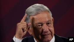 ARCHIVO - El presidente mexicano, Andrés Manuel López Obrador, da su conferencia de prensa matutina programada regularmente en el Palacio Nacional de la Ciudad de México, en febrero de 2023.