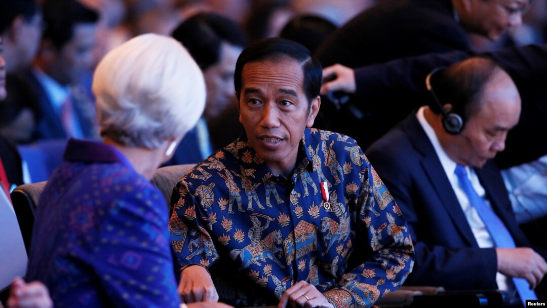 Direktur IMF Christine Lagarde (kiri) bersama Presiden Joko Widodo pada pertemuan IMF-Bank Dunia di Bali.
