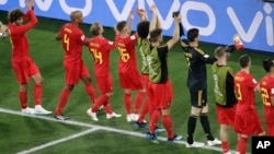 Les joueurs belges saluent les supporters après leur victoire à la fin du match du groupe G contre l'Angleterre à la Coupe du monde de football 2018 au Kaliningrad Stadium, Russie, 28 juin 2018.