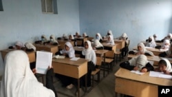 Para pelajar putri mengikuti pelajaran di sebuah sekolah dasar di Kabul, Afghanistan, 27 Maret 2021. (Foto: Rahmat Gul/AP)