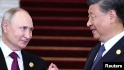 俄罗斯总统普京与中国国家主席习近平交谈。（资料照2023年10月17日）