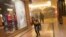Una mujer que había permanecido escondida aprovecha para escapar durante los enfrentamientos en el centro comercial de Nairobi.