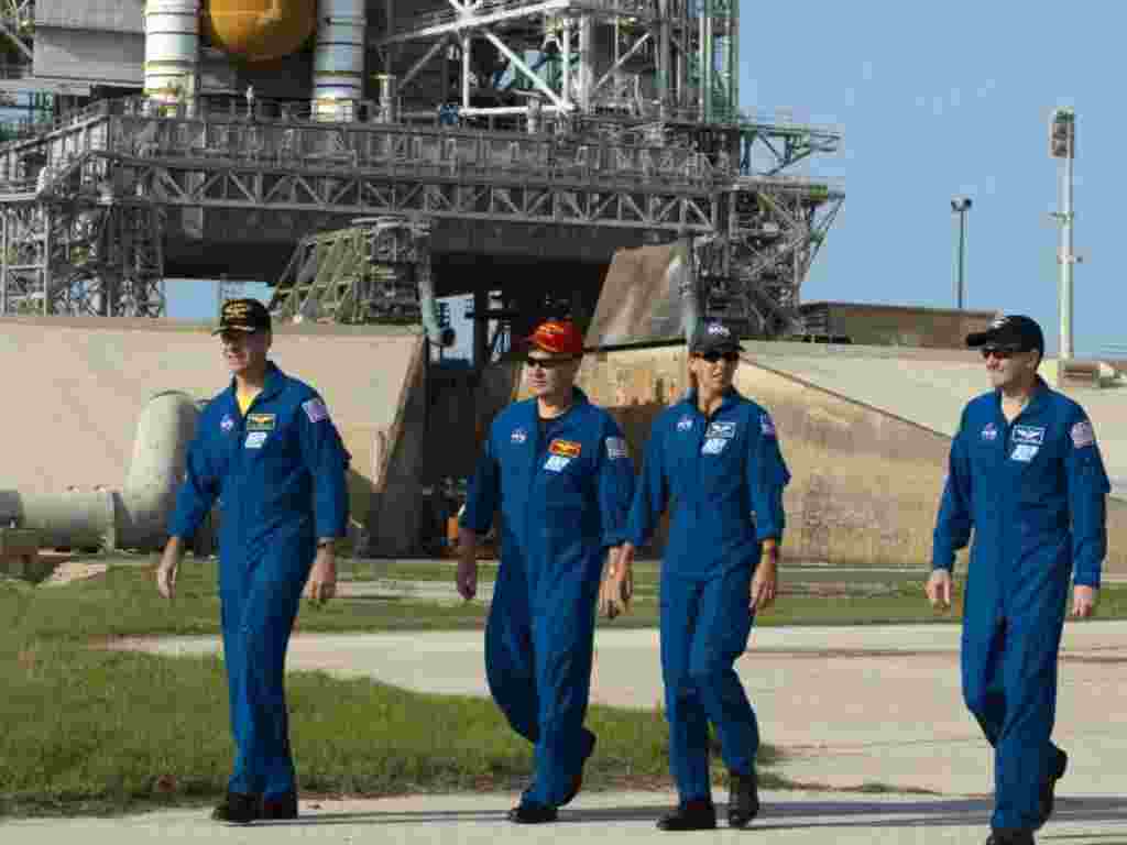 El transbordador espacial Atlantis, OV-104, se prepara para su lanzamiento desde el Centro Kennedy de la NASA en Florida.