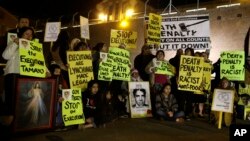 Aksi protes di luar tembok penjara sesaat sebelum dikeluarkannya keputusan eksekusi atas Edgar Tamayo, warga Meksiko, Rabu (22/1). Edar Tamayo dihukum mati dengan cara disuntik di Huntsville, Texas.