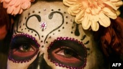 Seorang wanita berpakaian seperti La Calavera Catrina dalam "pesta Moto-Halloween" di sepanjang jalan di Cali pada 29 Oktober 2016. (Foto: AFP/Luis Robayo)