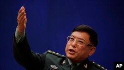 Wakil Pimpinan Akademi Ilmu Pengetahuan Militer China, Letnan Jenderal He Lei memberi isyarat saat dia berbicara dalam sebuah konferensi pers di sela-sela Kongres Rakyat Nasional di Kantor Informasi Dewan Negara, Beijing, 8 Maret 2018.